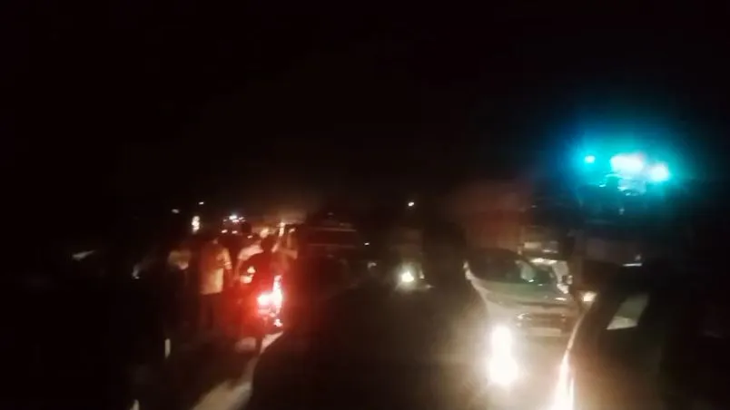 लखीमपुर-खीरी: बिजली गुल रहने से लोगों ने किया हाईवे जाम, वाहनों की लगी लंबी कतार