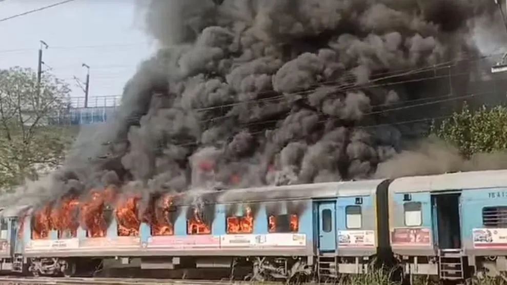 दिल्ली: ताज एक्सप्रेस के चार डिब्बों में लगी आग, मची अफरा-तफरी