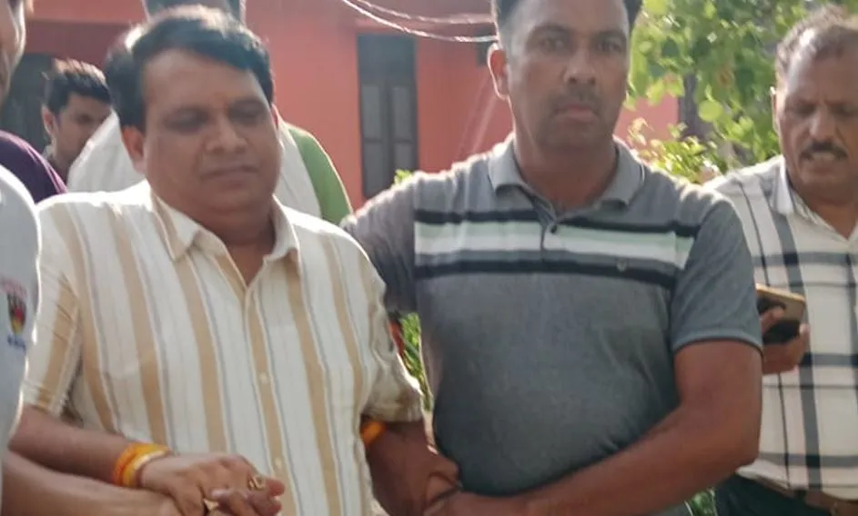 बिजनौर: मिड डे मील के डीसी 50 हजार की रिश्वत लेते गिरफ्तार