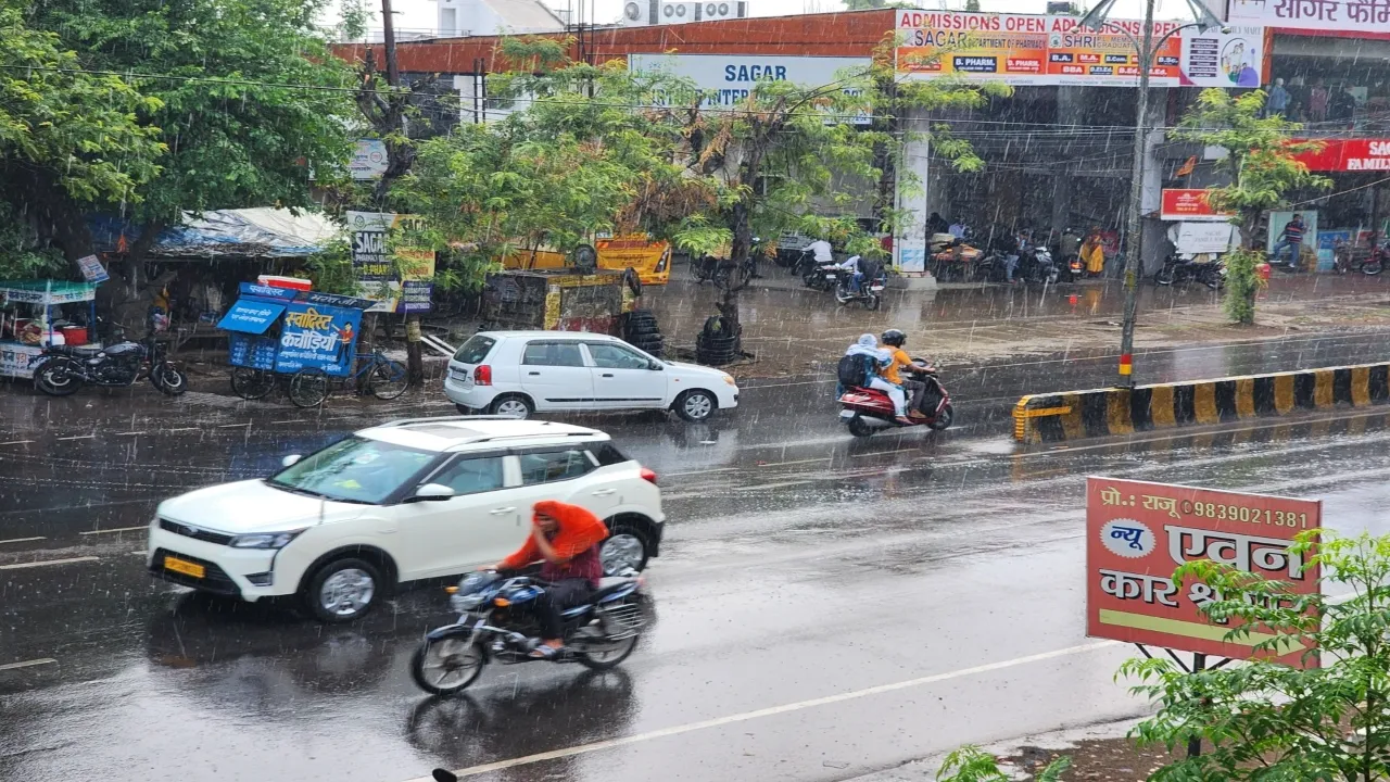 बाराबंकी: मानसून की पहली बारिश ने बढ़ाई उमस, बेहाल हुए लोग