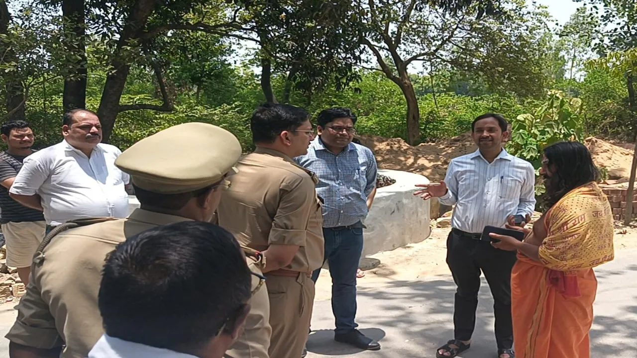 अयोध्या: मंदिर के बगल शराब की दुकानों के विवाद की जांच करने पहुंचे एसडीएम