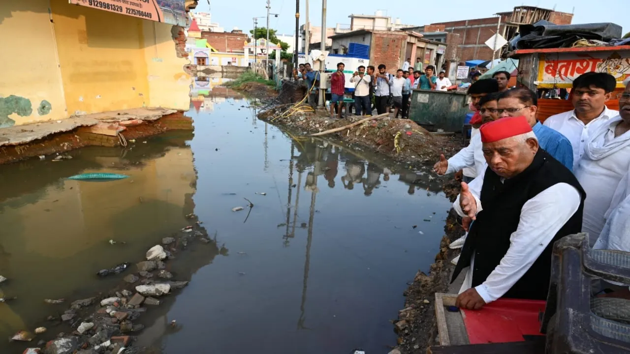रामपथ की बदहाली देखने सड़क पर उतरी नेताओं की फौज, सांसद अवधेश प्रसाद बोले- लोकसभा में उठाऊंगा मुद्दा