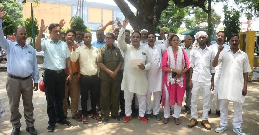 बरेली: नीट में गड़बड़ी के विराेध में कांग्रेसियों ने किया प्रदर्शन, सीबीआई जांच की मांग