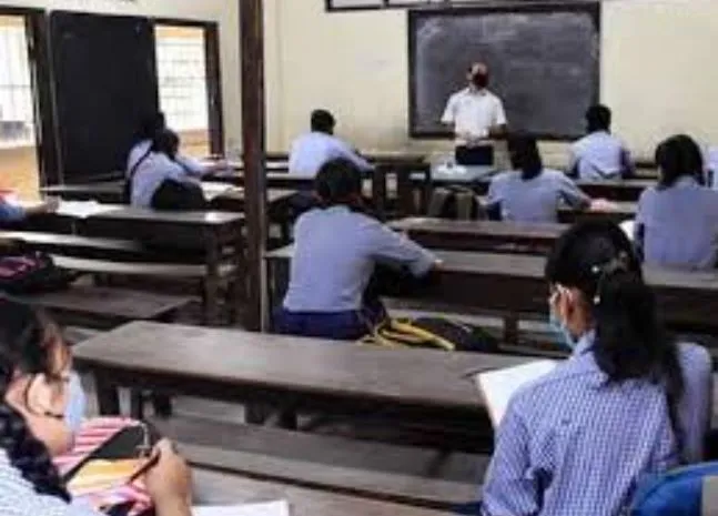 केरल में ग्रीष्मावकाश के बाद खुले स्कूल, पहली कक्षा में 2.44 लाख से अधिक विद्यार्थियों का दाखिला