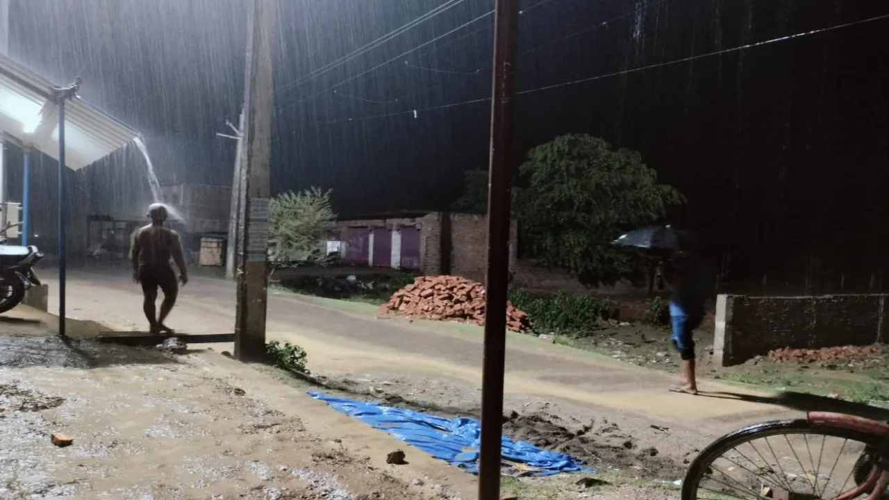 श्रावस्ती: अचानक बदला मौसम का मिजाज, हुई झमाझम बारिश