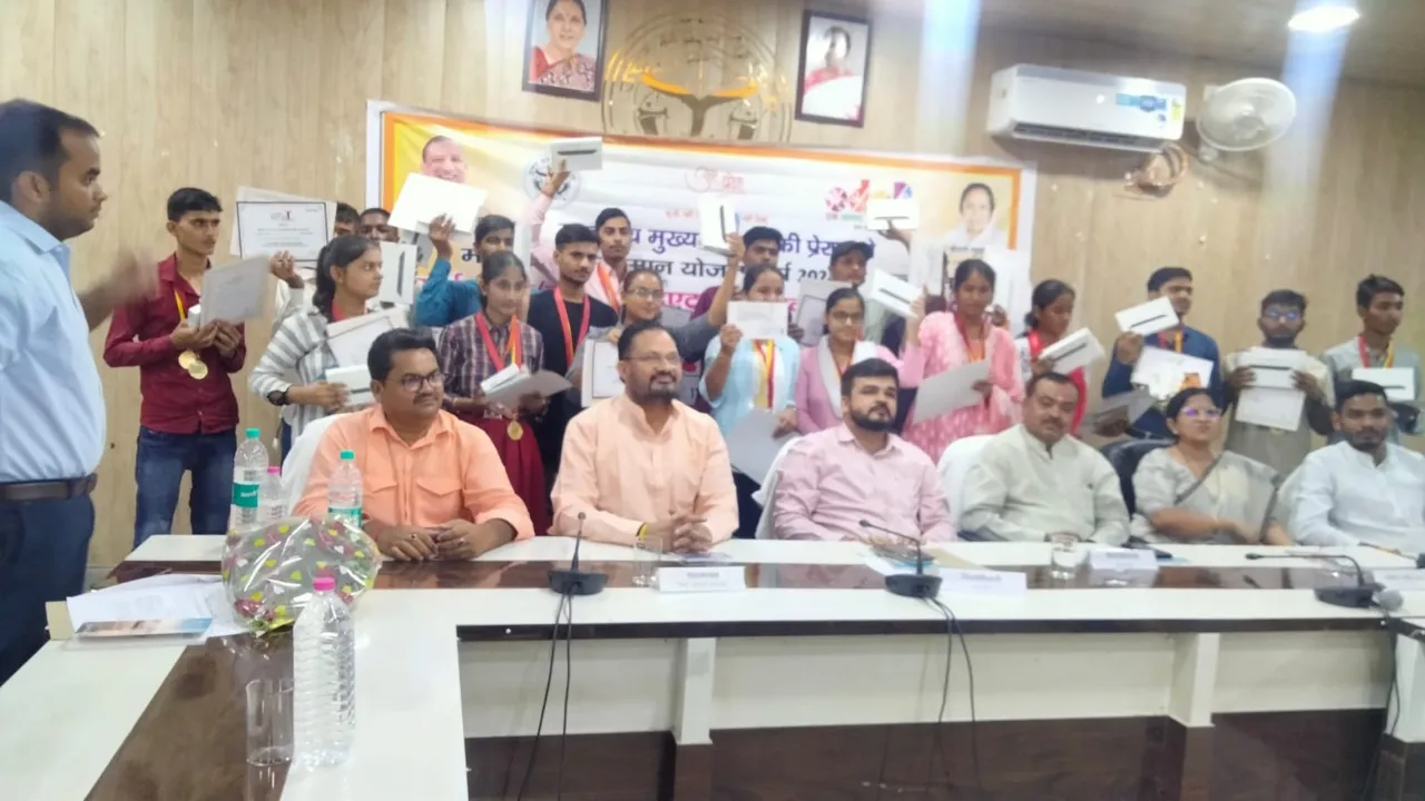 श्रावस्ती: जिले के 22 मेधावी छात्र-छात्राओं को मिला चेक, टैबलेट एवं प्रशस्ति पत्र