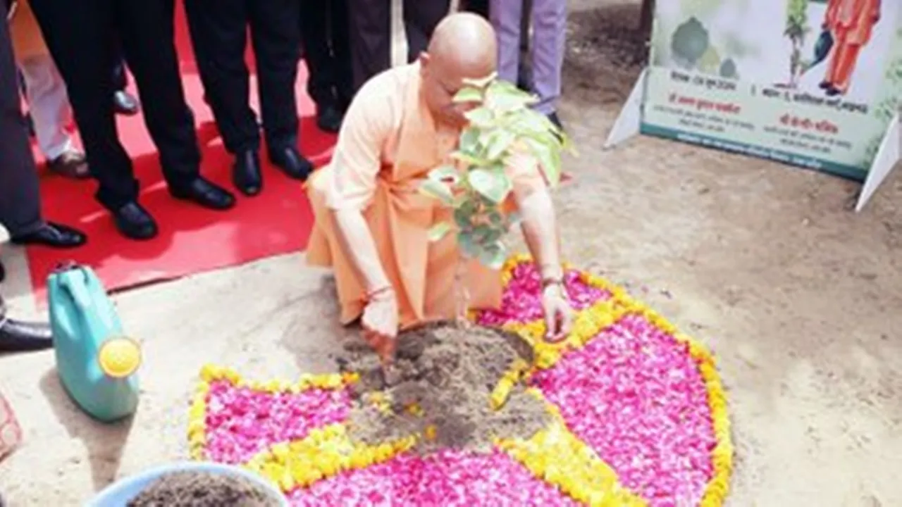 World Environment Day: विश्व पर्यावरण दिवस पर सीएम योगी ने किया पौधरोपण