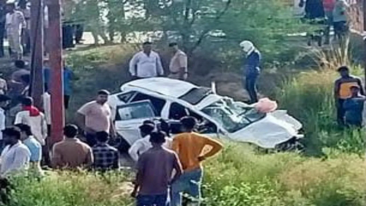 प्रतापगढ़: अनियंत्रित कार सड़क किनारे खड्ड में पलटी, महिला समेत तीन लोगों की मौत