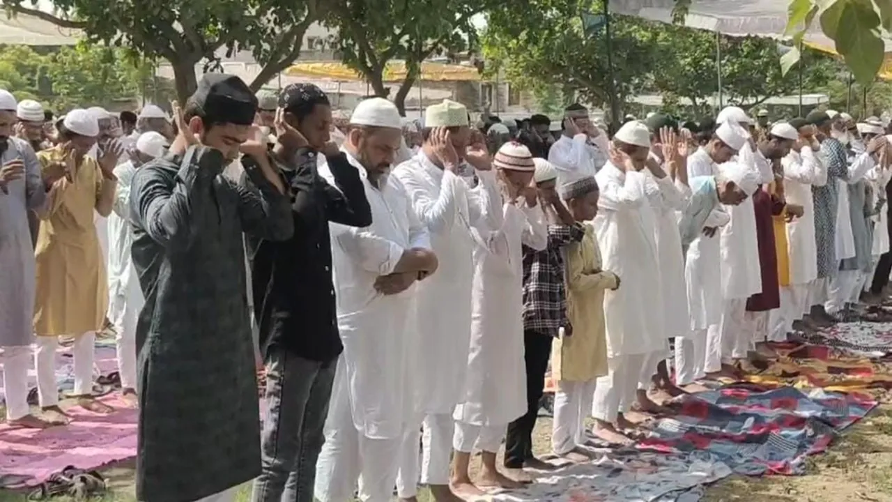 प्रयागराज: कड़ी सुरक्षा के बीच पढ़ी गई बकरीद की नमाज, ईदगाह और मस्जिदों के बाहर तैनात रही फोर्स