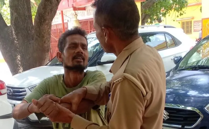 बदायूं: इंजेक्शन लगा दो साहब! मानसिक मंदित ने लगाई गुहार तो फार्मासिस्ट और होमगार्ड ने पीटा, जानिए पूरा मामला