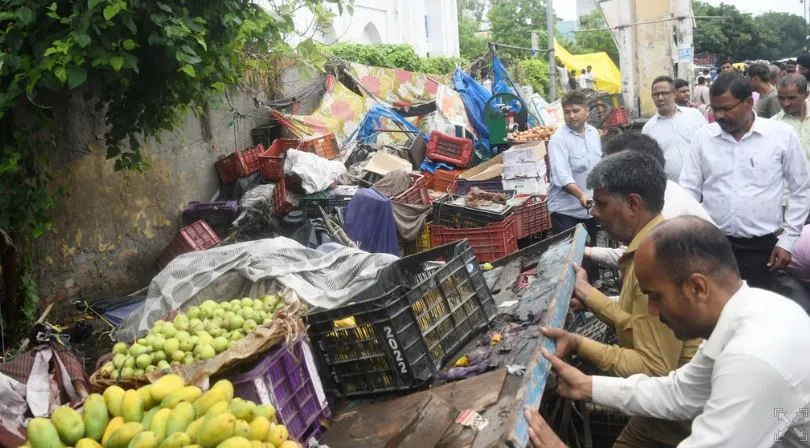 बरेली: नगर निगम ने अभियान चलाकर हटाया अतिक्रमण, खोखों और ठेलों को सामान सहित पलटा