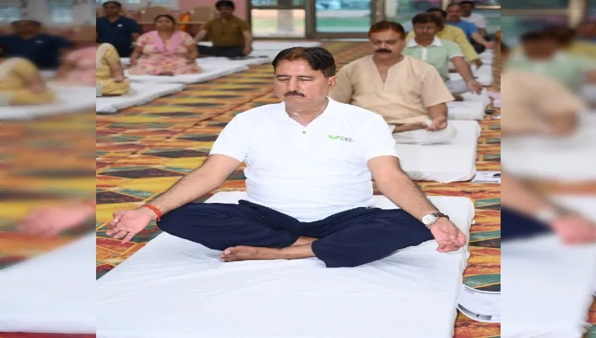 बरेली: इफको में योगासन...राकेश पुरी बोले- योग स्वस्थ और निरोगी जीवन का है आधार