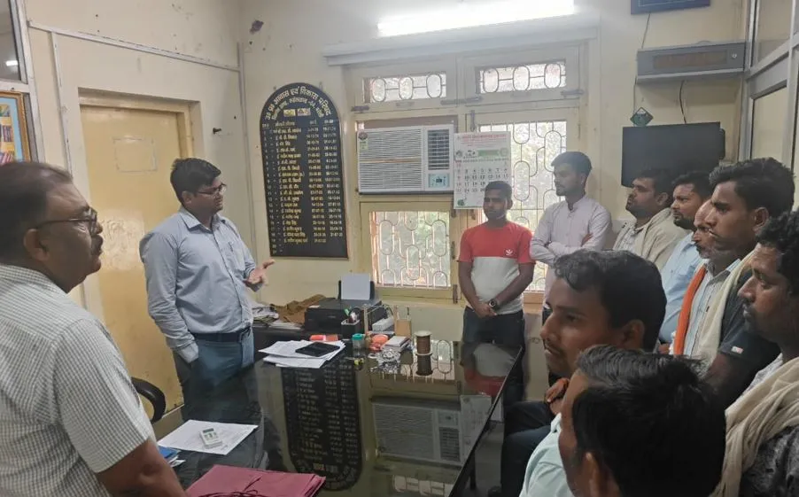 बरेली: फसल का मुआवजा न मिला तो किसानों ने आवास-विकास के एक्सईएन को घेरा, धोखे का आरोप लगाकर हंगामा
