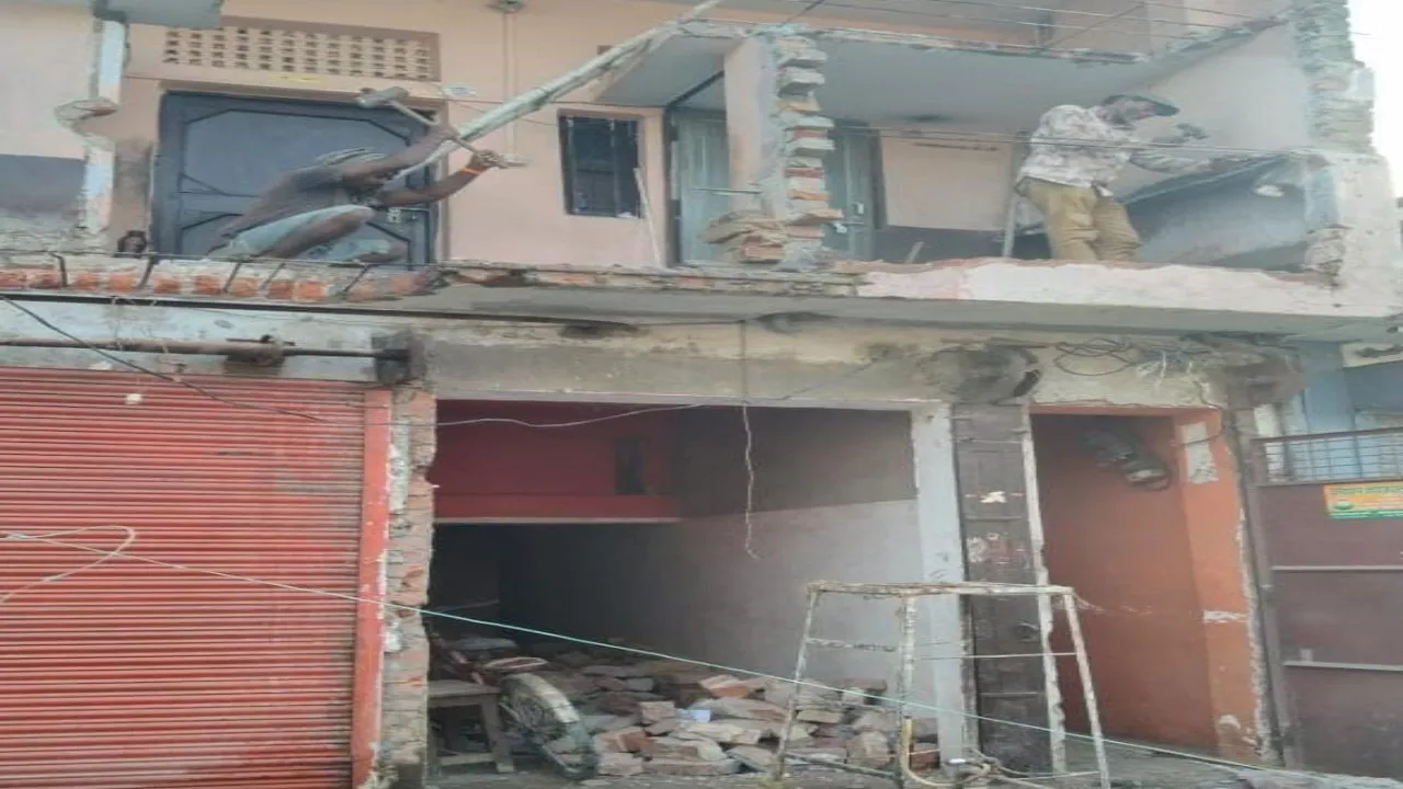 अपनी ही दुकानें तोड़ने को मजबूर हैं प्रयागराज के व्यापारी, सरकार के इस कदम से बंद हो जायेगा कारोबार 