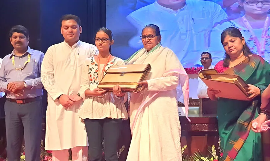 मुख्यमंत्री के मंच से यूपी बोर्ड के मेधावी सम्मानित, अमृत विचार से बातचीत में कहा सोचा नहीं था इतना बड़ा सम्मान उन्हें मिलेगा 