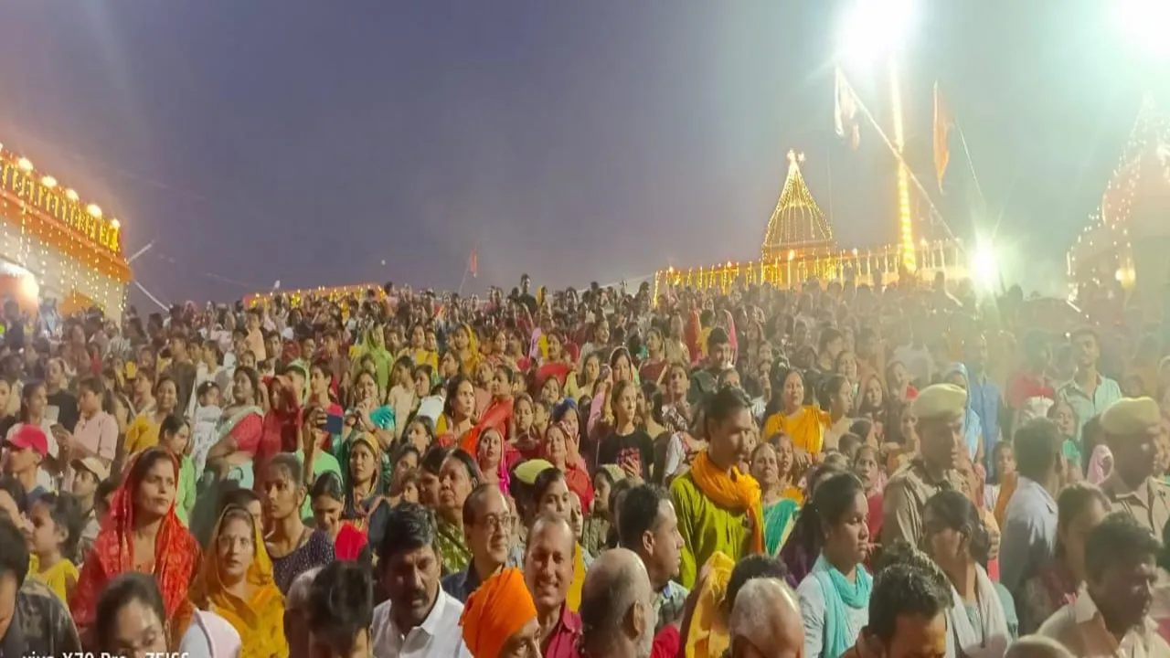 श्री गंगा दशहरा महोत्सव: 11,551 दीपों से जगमग हुआ मां बेल्हा देवी घाट, काशी से आये पुरोहितों ने की महाआरती