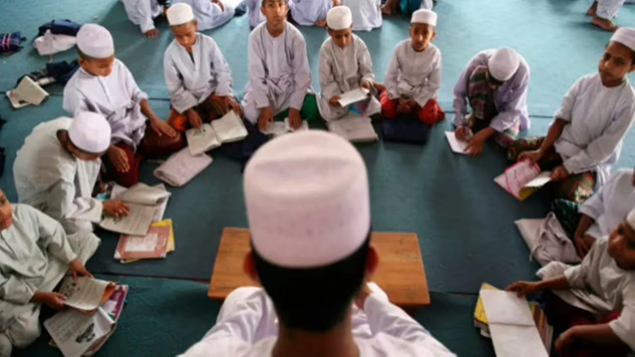 अयोध्या: मदरसे के बच्चे और शिक्षक भी अब लगायेंगे बायोमेट्रिक हाजिरी 
