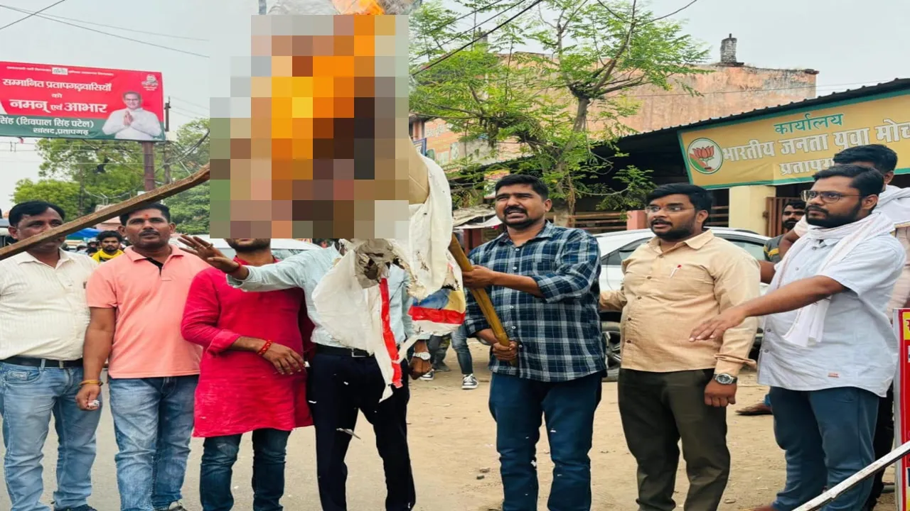 प्रतापगढ़: ओवैसी के बयान पर पर भड़के भाजयुमो कार्यकर्ता, फूंका पुतला