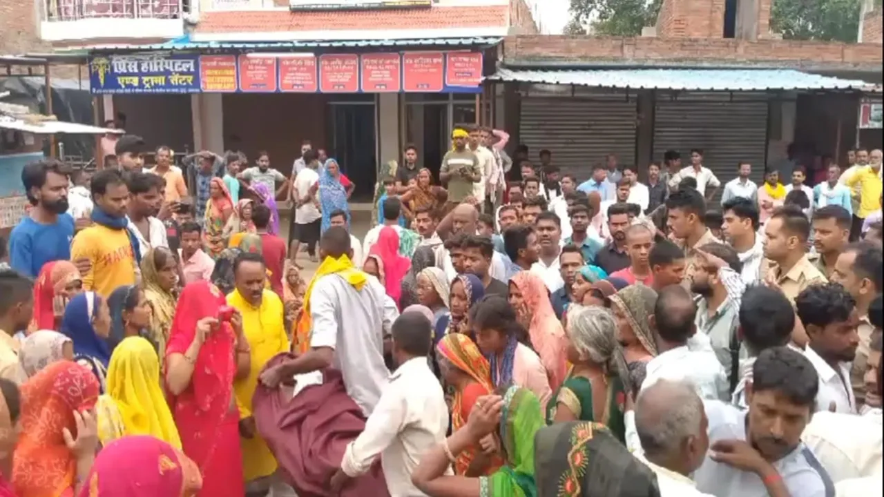 प्रयागराज: निजी अस्पताल में युवक की मौत से गुस्साए लोगों ने किया हंगामा, चक्काजाम