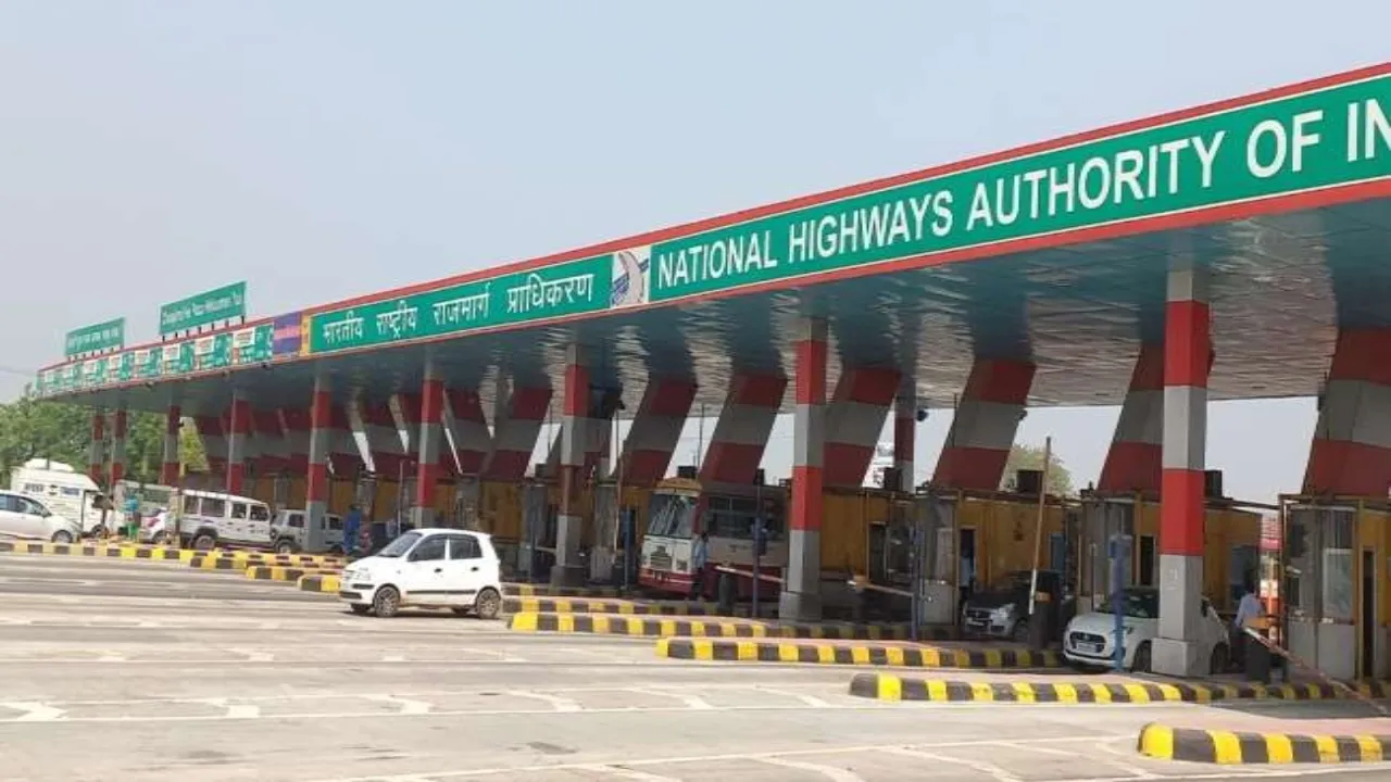 टोल मांगने पर जेसीबी चालक ने टोल प्लाजा पर की तोड़फोड़, पुलिस ने किया गिरफ्तार