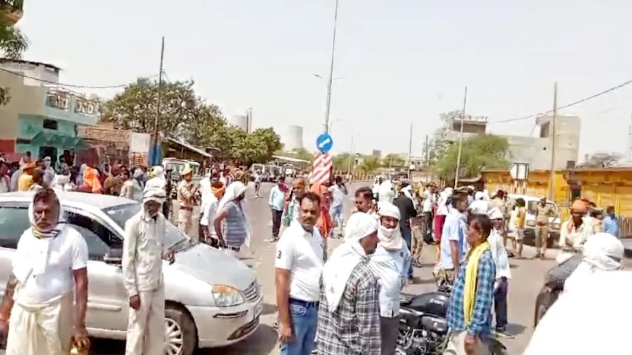 प्रयागराज: बारा में युवक की हत्या से बवाल, सड़क पर शव रखकर किया हंगामा-चक्काजाम