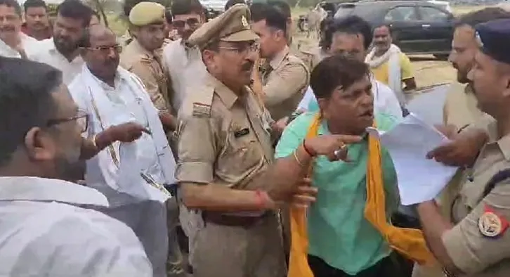 शाहजहांपुर: आंवला सांसद के साथ जांच करने पहुंचे सपा प्रतिनिधि मंडल से बदसलूकी, पुलिस के सामने जमकर हंगामा