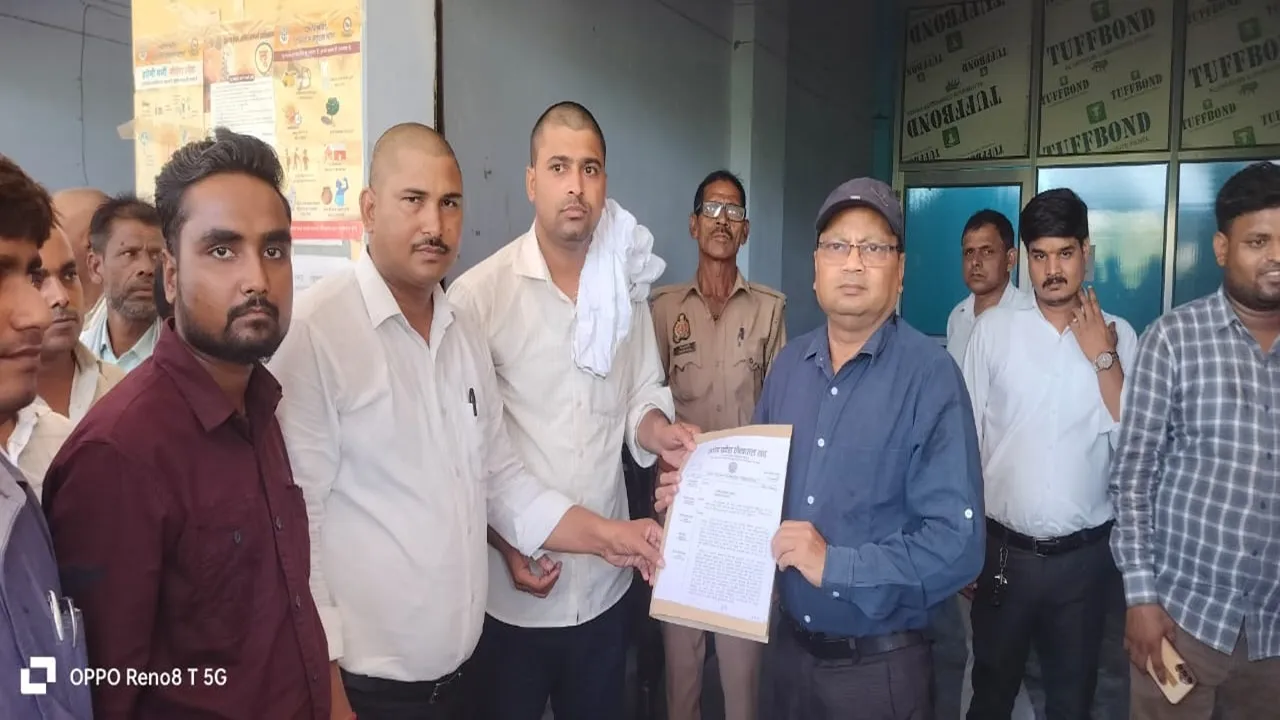 बहराइच: तहसील मुख्यालय पहुंची यातायात निरीक्षक के कार्रवाई की गूंज, राजस्व लेखपाल संघ और बार एसोसिएशन की टीम ने सौंपा ज्ञापन 