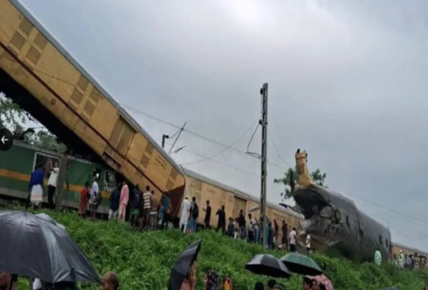 पश्चिम बंगाल में बड़ा ट्रेन हादसा, कंचनजंगा एक्सप्रेस से टकराई मालगाड़ी...15 लोगों की मौत
