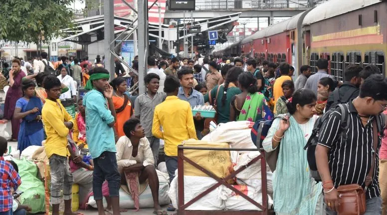 बरेली: परीक्षा देने जा रहे अभ्यर्थी लगाते रहे गुहार, ट्रेनें लेट होने के अफसर गिनाते रहे बहाने