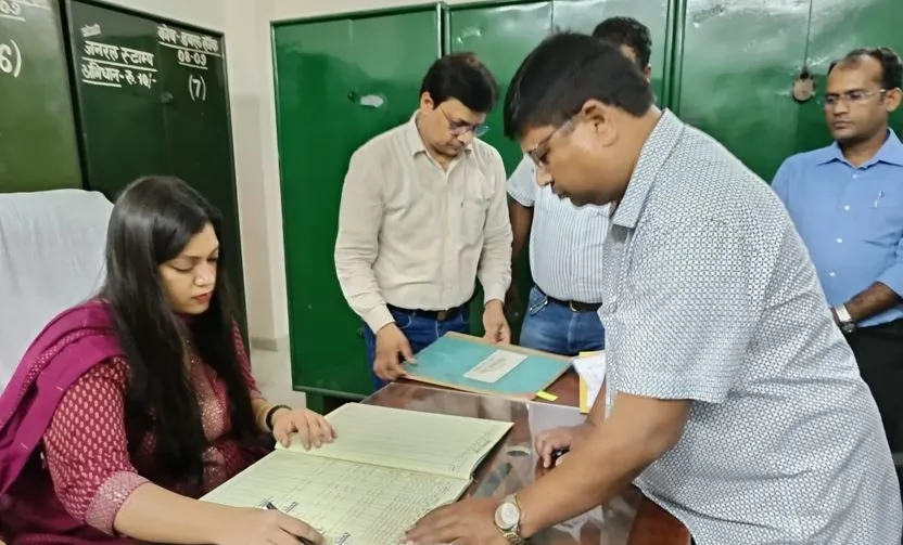 कासगंज: नवागत डीएम मेधा रूपम ने पदभार किया ग्रहण