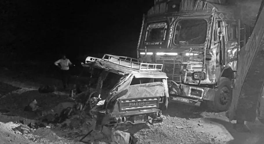 झारखंड में तेज रफ्तार ट्रक ने ऑटोरिक्शा को मारी टक्कर, 5 पांच लोगों की मौत...6 घायल