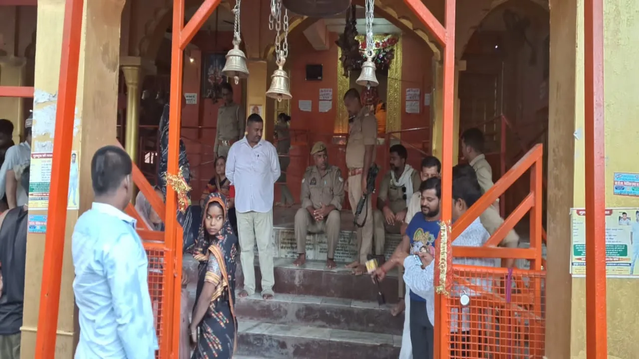 गोंडा: शक्तिपीठ मां वाराही मंदिर में कब्जेदारी को लेकर दो पक्ष आमने सामने, प्रशासन ने संभाला मोर्चा