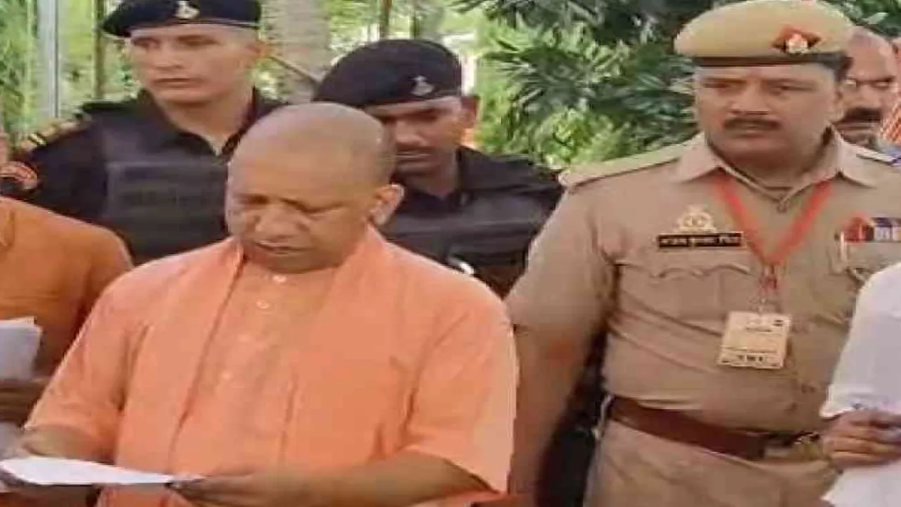 लखनऊ: सीएम योगी ने आयोजित किया जनता दर्शन, कहा-नहीं बख्शे जाएंगे कानून से खिलवाड़ करने वाले