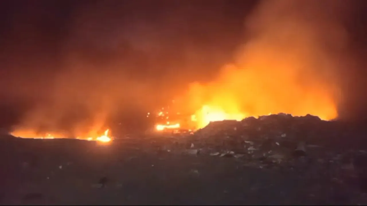 बहराइच: नगर पालिका के डंप कूड़ा में लगी आग, धुएं से सांस लेना मुश्किल 