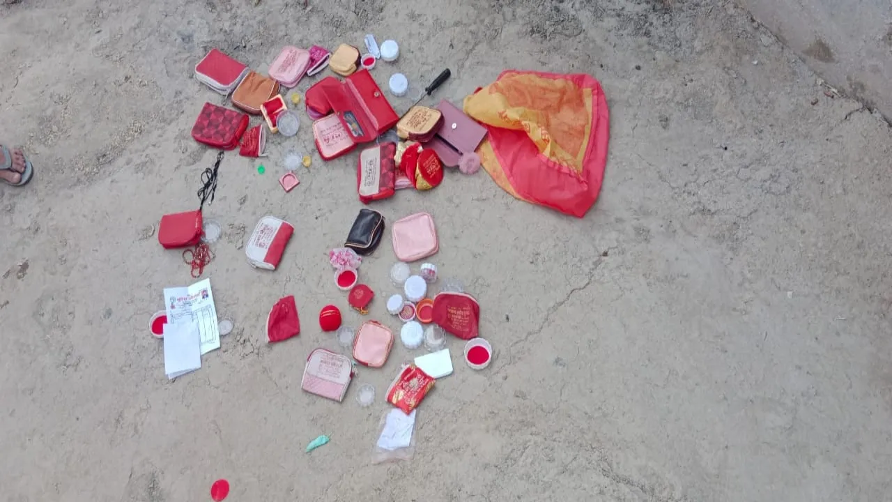 ताला तोड़कर घर में घुसे चोर, लाखों की नकदी और जेवर किये चोरी  