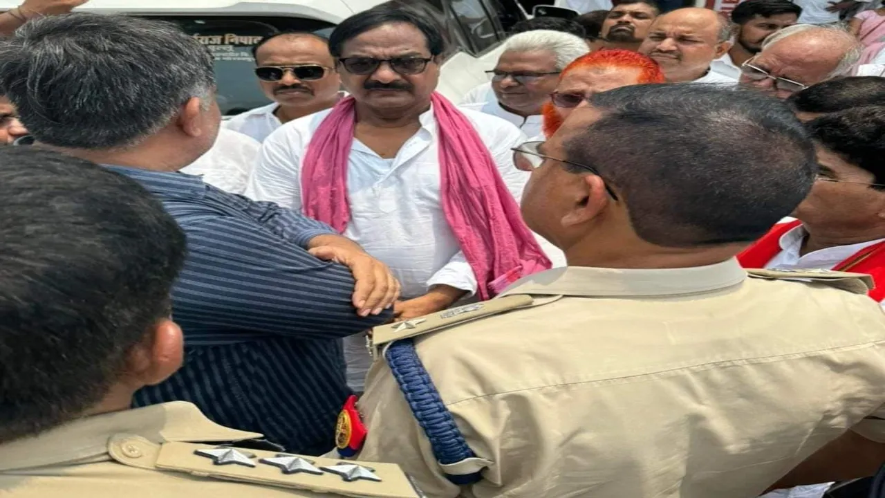 देवरिया में चार घंटे के लिए हिरासत में लिए गए सांसद रामभुआल, दीपू निषाद के परिजनों से करनी थी मुलाकात  