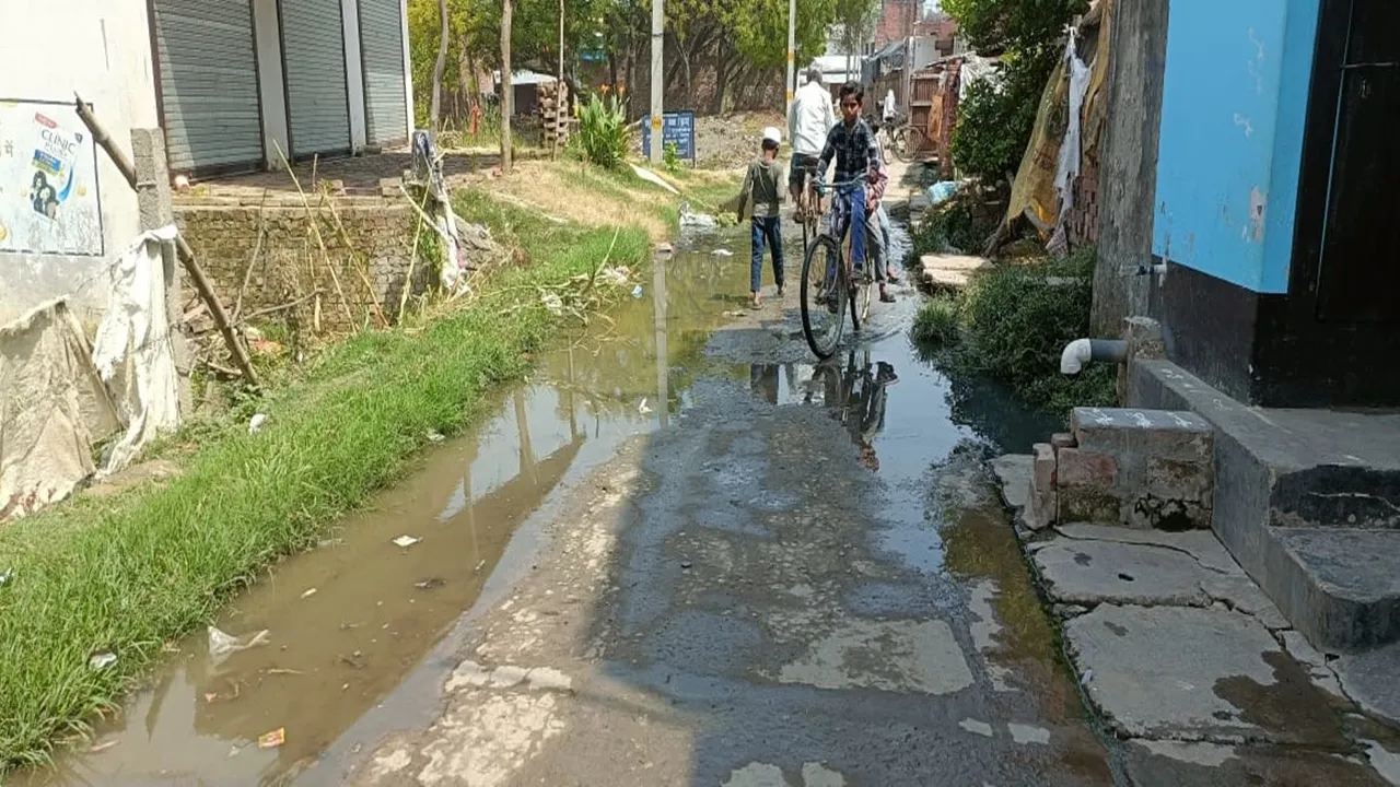 बाराबंकी: सफाईकर्मी कर रहा मौज, गंदगी से कराह रहा गांव, सड़कों पर बह रहा चोक नालियों का पानी
