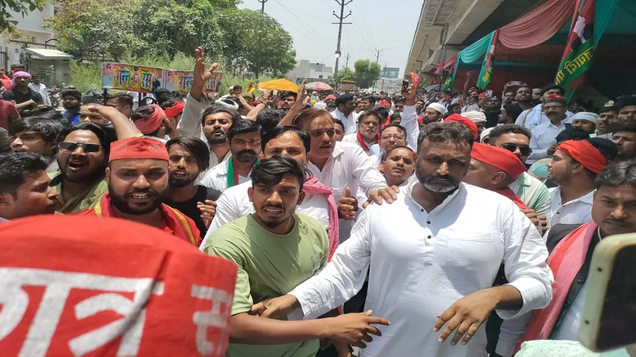 लखनऊ में भिड़ गये भाजपा और सपा कार्यकर्ता, पुलिस समझ नहीं पाई स्थिति, एक दूसरे पर कमेंट करने का लगाया आरोप