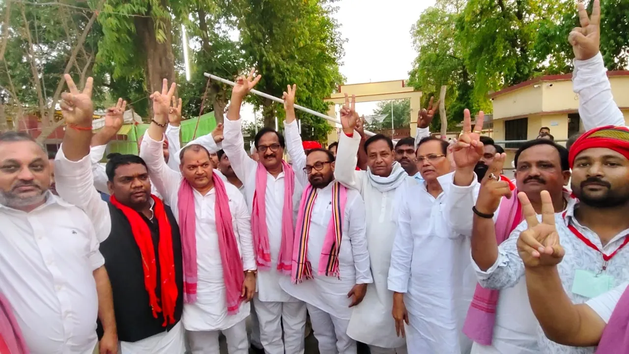 सुलतानपुर सीट पर राम भुआल ने दौड़ाई साइकिल, सपा का खुला खाता