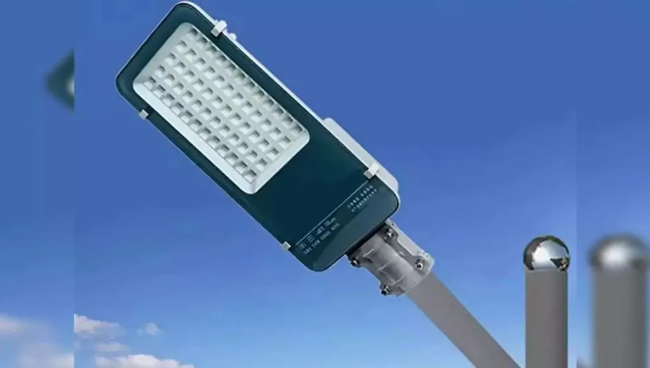 बरेली: स्मार्ट सिटी की लाइटें दिन में भी जलती हैं तो कहीं रात को भी नहीं, सैकड़ों यूनिट बिजली हो रही बर्बाद