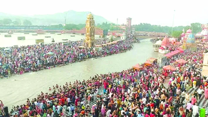 गंगा दशहरा: हरिद्वार में उमड़ा आस्था का सैलाब, पैर रखने तक की जगह नहीं
