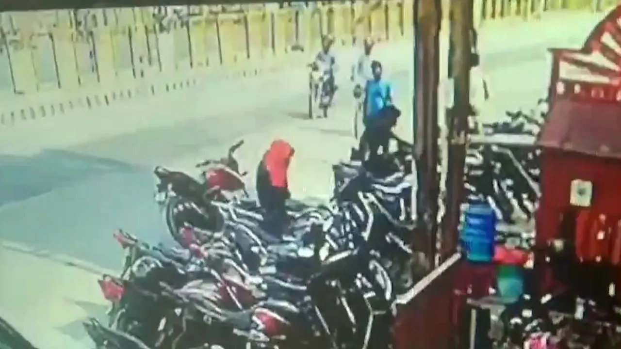अमेठी: बैंक के सामने खड़ी बाइक चोरी, घटना सीसीटीवी कैमरे में कैद