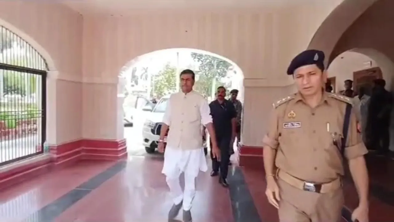 मंत्री आरके सिंह पहुंचे अयोध्या, रामलला के दर्शन कर बोले-Exit poll देखने के बाद विपक्ष की बोलती बंद 