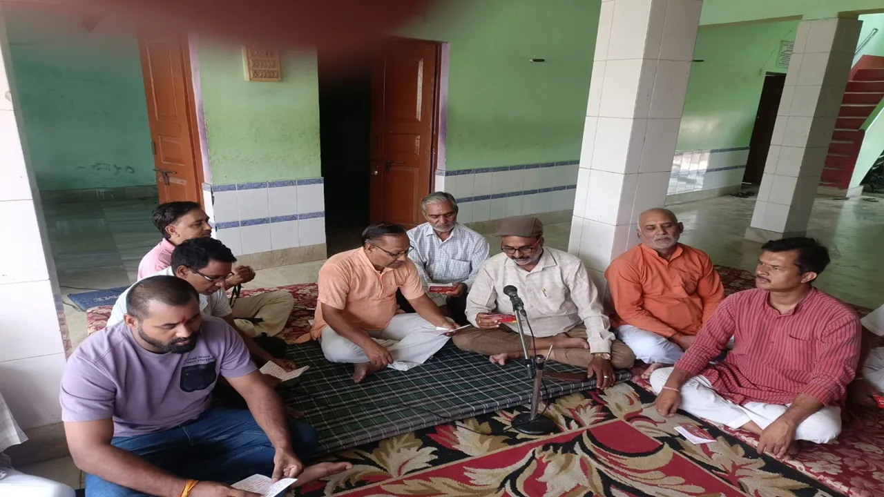 अयोध्या: रेलवे अधिग्रहण को रोकने के लिए हनुमान चालीसा पाठ और सद्बुद्धि के लिए यज्ञ