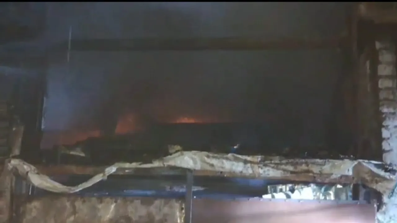 बहराइच: बर्तन की दुकानों में शार्ट सर्किट से लगी आग, बजार में अफरा तफरी 