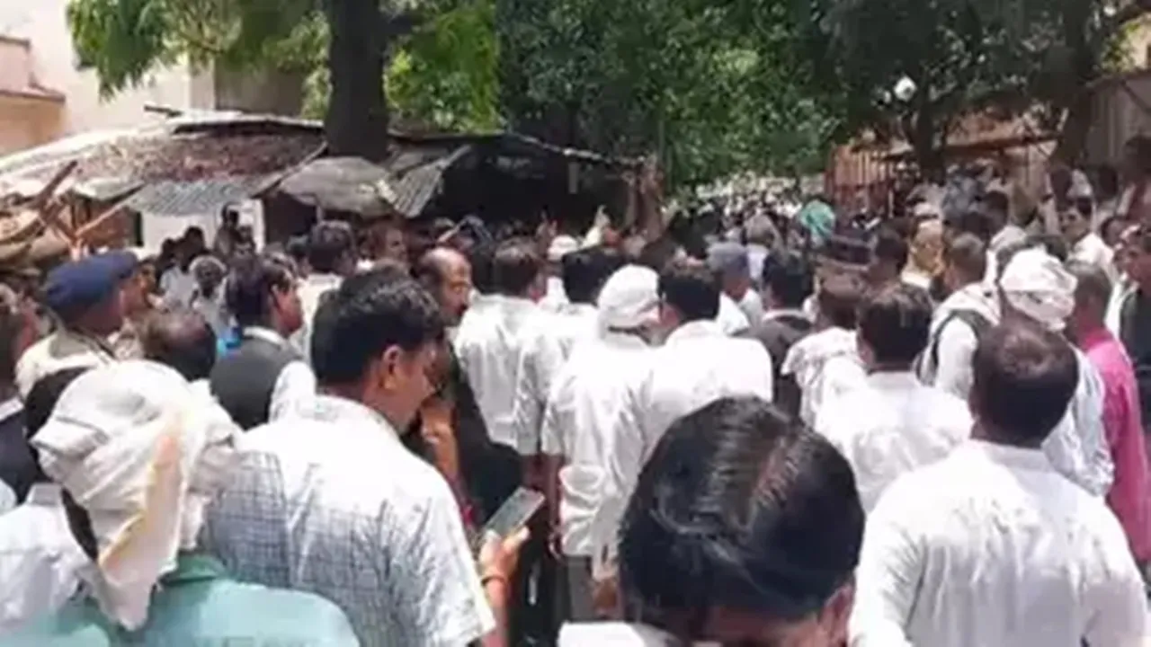 देवरिया: जिलाधिकारी के तबादले की मांग पर वकील अड़े, हड़ताल जारी