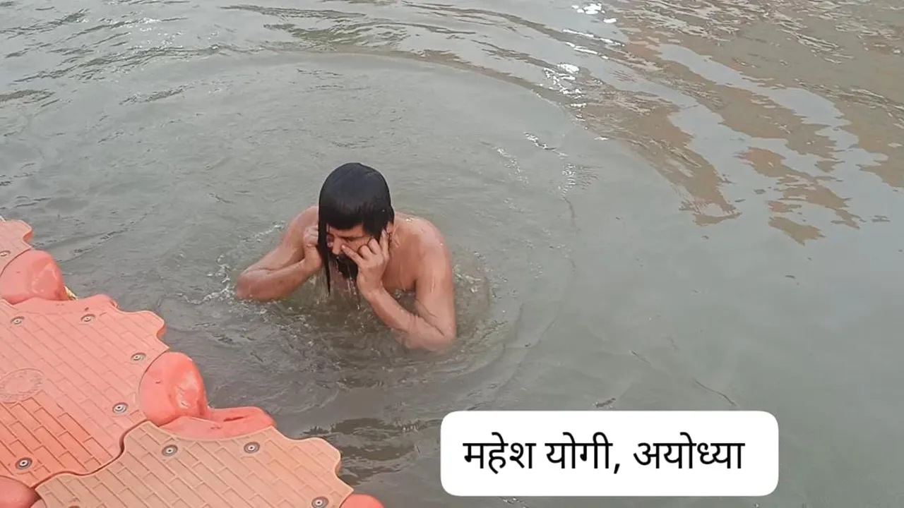 अयोध्या: सरयू नदी में  महेश योगी ने 7 घंटे में 13,100 डुबकियां लगातार लगाकर बनाया विश्व कीर्तिमान!