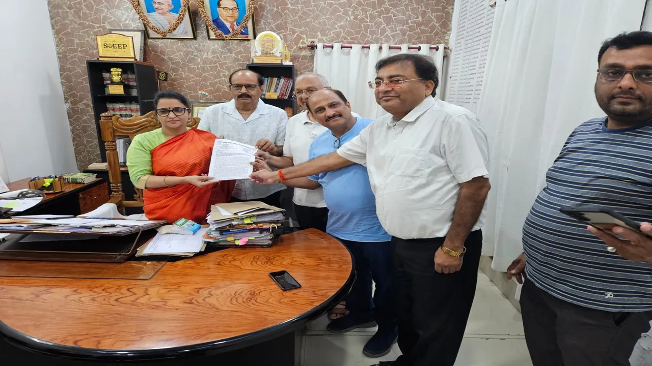 उत्तराखंड, एमपी और राजस्थान की तर्ज पर यूपी में नजूल भूमि फ्री होल्ड किये जाने की मांग, व्यापार मंडल ने डीएम को सौंपा ज्ञापन  