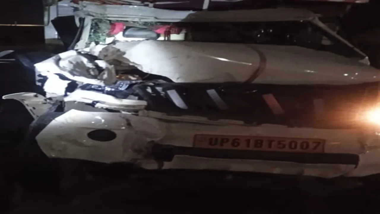 सुलतानपुर: खड़े ट्रक से टकराई पिकअप, तीन घायल, मेडिकल कॉलेज रेफर 