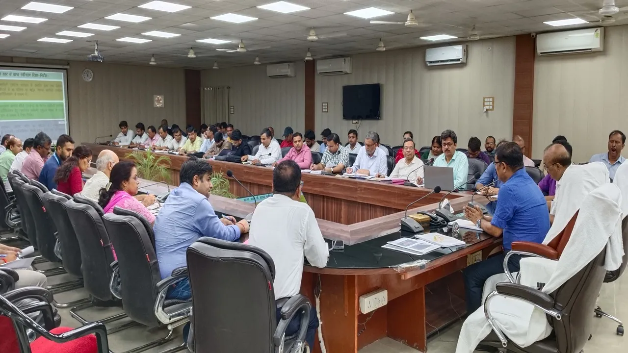 अंबेडकरनगर: डॉक्टर मरीजों को दें बेहतर चिकित्सा सुविधाएं, बोले जिलाधिकारी
